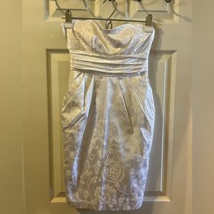 Strapless white dress with pockets